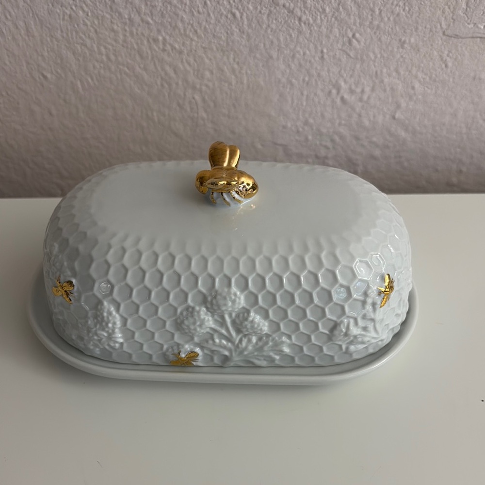 Williams Sonoma Ceramic Bee Butter Dish with Gold Accents